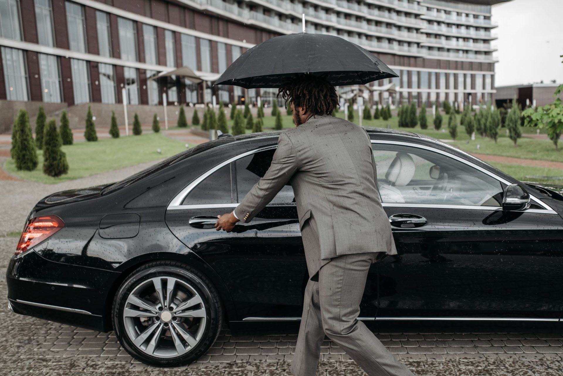 Chauffeur an einer schwarzen Mercedes S-Klasse