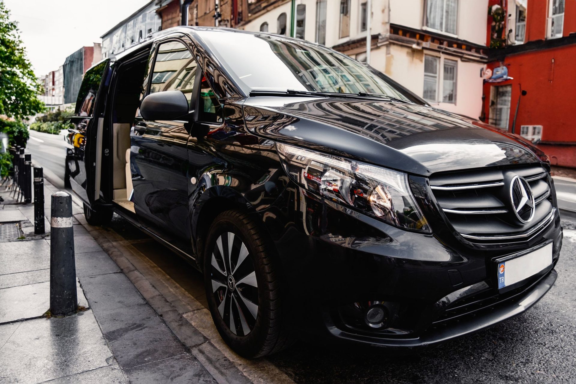 Schwarzer Mercedes-Van